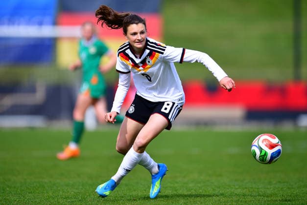Fußball UEFA U19-Juniorinnen EM-Qualifikation: Irland - Deutschland am 10.04.2026 im Stadion Uhlenkrug in Essen Lotta Wrede ( Deutschland ) DFB regulations prohibit any use of photographs as image sequences and or quasi-video. Nordrhein-Westfalen Deutschland *** Soccer UEFA U19 Junior European Championship Qualifier Ireland Germany on 10 04 2026 at Stadion Uhlenkrug in Essen Lotta Wrede Germany DFB regulations prohibit any use of photographs as image sequences and or quasi video Nordrhein Westfalen Germany