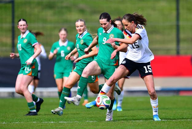 Fußball UEFA U19-Juniorinnen EM-Qualifikation: Irland - Deutschland am 10.04.2026 im Stadion Uhlenkrug in Essen Maj Schneider ( Deutschland ), vorne - Hazel Donegan ( Irland ) DFB regulations prohibit any use of photographs as image sequences and or quasi-video. Nordrhein-Westfalen Deutschland *** Soccer UEFA U19 Womens European Championship Qualifier Ireland Germany on 10 04 2026 at Stadion Uhlenkrug in Essen Maj Schneider Germany , front Hazel Donegan Ireland DFB regulations prohibit any use of photographs as image sequences and or quasi video Nordrhein Westfalen Germany