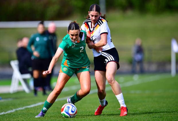 Fußball UEFA U19-Juniorinnen EM-Qualifikation: Irland - Deutschland am 10.04.2026 im Stadion Uhlenkrug in Essen Sophia Leonard ( Irland ), links - Leni Eggert ( Deutschland ), rechts DFB regulations prohibit any use of photographs as image sequences and or quasi-video. Nordrhein-Westfalen Deutschland *** Soccer UEFA U19 Junior European Championship Qualification Ireland Germany on 10 04 2026 at Stadion Uhlenkrug in Essen Sophia Leonard Ireland , left Leni Eggert Germany , right DFB regulations prohibit any use of photographs as image sequences and or quasi video Nordrhein Westfalen Germany