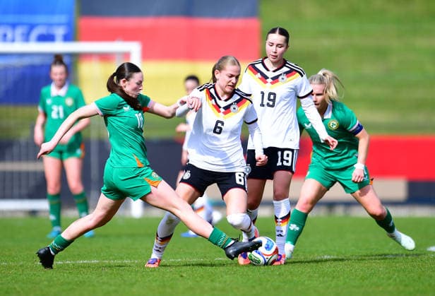 Fußball UEFA U19-Juniorinnen EM-Qualifikation: Irland - Deutschland am 10.04.2026 im Stadion Uhlenkrug in Essen v.l.n.r.: Hannah Heraly ( Irland ), Marie Gmeineder ( Deutschland ), Laila Portella ( Deutschland ), Katie Lawlee ( Irland ) DFB regulations prohibit any use of photographs as image sequences and or quasi-video. Nordrhein-Westfalen Deutschland *** Soccer UEFA U19 Junior European Championship Qualifier Ireland Germany on 10 04 2026 at Stadion Uhlenkrug in Essen f l n r Hannah Heraly Ireland , Marie Gmeineder Germany , Laila Portella Germany , Katie Lawlee Ireland DFB regulations prohibit any use of photographs as image sequences and or quasi video Nordrhein Westfalen Germany