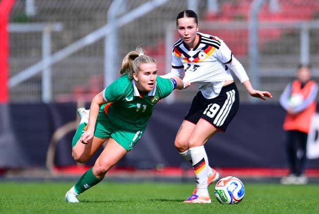 Fußball UEFA U19-Juniorinnen EM-Qualifikation: Irland - Deutschland am 10.04.2026 im Stadion Uhlenkrug in Essen Katie Lawlee ( Irland ), links - Laila Portella ( Deutschland ), rechts DFB regulations prohibit any use of photographs as image sequences and or quasi-video. Nordrhein-Westfalen Deutschland *** Soccer UEFA U19 Junior European Championship Qualification Ireland Germany on 10 04 2026 at Stadion Uhlenkrug in Essen Katie Lawlee Ireland , left Laila Portella Germany , right DFB regulations prohibit any use of photographs as image sequences and or quasi video Nordrhein Westfalen Germany
