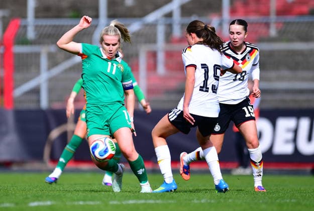 Fußball UEFA U19-Juniorinnen EM-Qualifikation: Irland - Deutschland am 10.04.2026 im Stadion Uhlenkrug in Essen Katie Lawlee ( Irland ), links - Maj Schneider ( Deutschland ), rechts DFB regulations prohibit any use of photographs as image sequences and or quasi-video. Nordrhein-Westfalen Deutschland *** Soccer UEFA U19 Junior European Championship Qualifier Ireland Germany on 10 04 2026 at Stadion Uhlenkrug in Essen Katie Lawlee Ireland , left Maj Schneider Germany , right DFB regulations prohibit any use of photographs as image sequences and or quasi video Nordrhein Westfalen Germany