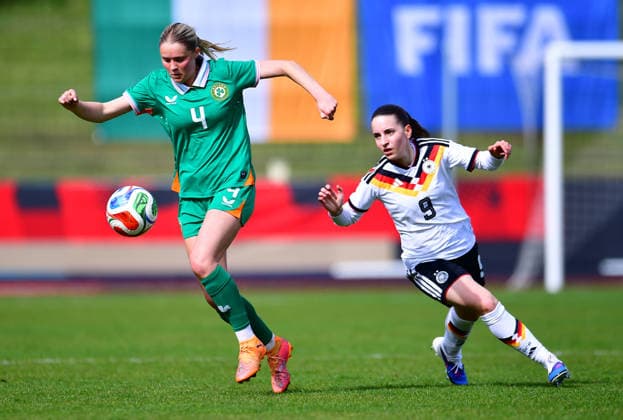 Fußball UEFA U19-Juniorinnen EM-Qualifikation: Irland - Deutschland am 10.04.2026 im Stadion Uhlenkrug in Essen Lillie Coulson ( Irland ), links - Leonie Köpp ( Deutschland ), rechts DFB regulations prohibit any use of photographs as image sequences and or quasi-video. Nordrhein-Westfalen Deutschland *** Soccer UEFA U19 Junior European Championship Qualifier Ireland Germany on 10 04 2026 at Stadion Uhlenkrug in Essen Lillie Coulson Ireland , left Leonie Köpp Germany , right DFB regulations prohibit any use of photographs as image sequences and or quasi video Nordrhein Westfalen Germany