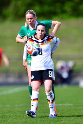 Fußball UEFA U19-Juniorinnen EM-Qualifikation: Irland - Deutschland am 10.04.2026 im Stadion Uhlenkrug in Essen Leonie Köpp ( Deutschland ), vorne - Lillie Coulson ( Irland ), hinten DFB regulations prohibit any use of photographs as image sequences and or quasi-video. Nordrhein-Westfalen Deutschland *** Soccer UEFA U19 Junior European Championship Qualifier Ireland Germany on 10 04 2026 at Stadion Uhlenkrug in Essen Leonie Köpp Germany , front Lillie Coulson Ireland , back DFB regulations prohibit any use of photographs as image sequences and or quasi video Nordrhein Westfalen Germany
