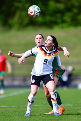 Fußball UEFA U19-Juniorinnen EM-Qualifikation: Irland - Deutschland am 10.04.2026 im Stadion Uhlenkrug in Essen Leonie Köpp ( Deutschland ), vorne - Lillie Coulson ( Irland ), hinten DFB regulations prohibit any use of photographs as image sequences and or quasi-video. Nordrhein-Westfalen Deutschland *** Soccer UEFA U19 Junior European Championship Qualifier Ireland Germany on 10 04 2026 at Stadion Uhlenkrug in Essen Leonie Köpp Germany , front Lillie Coulson Ireland , back DFB regulations prohibit any use of photographs as image sequences and or quasi video Nordrhein Westfalen Germany