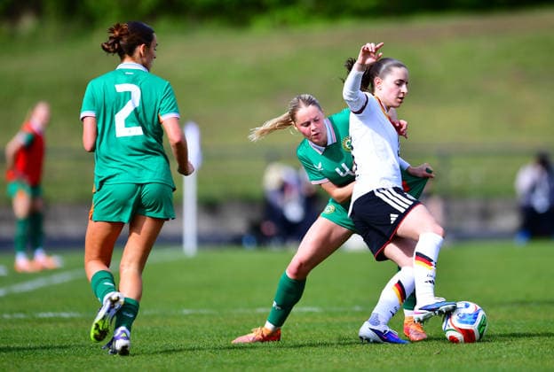 Fußball UEFA U19-Juniorinnen EM-Qualifikation: Irland - Deutschland am 10.04.2026 im Stadion Uhlenkrug in Essen Sophia Leonard ( Irland ), links - Leonie Köpp ( Deutschland ), rechts - Lillie Coulson ( Irland ), hinten DFB regulations prohibit any use of photographs as image sequences and or quasi-video. Nordrhein-Westfalen Deutschland *** Soccer UEFA U19 Junior European Championship Qualifier Ireland Germany on 10 04 2026 at Stadion Uhlenkrug in Essen Sophia Leonard Ireland , left Leonie Köpp Germany , right Lillie Coulson Ireland , back DFB regulations prohibit any use of photographs as image sequences and or quasi video Nordrhein Westfalen Germany