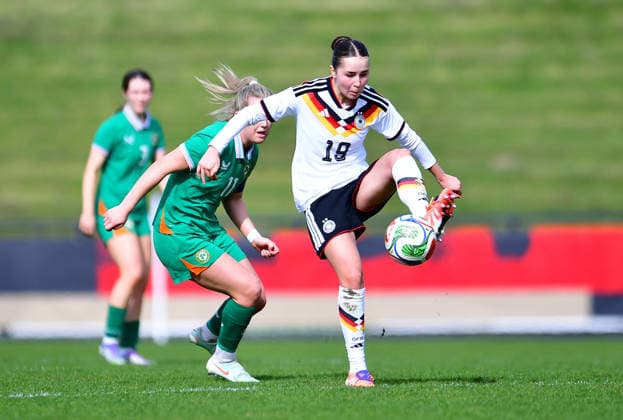 Fußball UEFA U19-Juniorinnen EM-Qualifikation: Irland - Deutschland am 10.04.2026 im Stadion Uhlenkrug in Essen Laila Portella ( Deutschland ), vorne - Katie Lawlee ( Irland ), hinten DFB regulations prohibit any use of photographs as image sequences and or quasi-video. Nordrhein-Westfalen Deutschland *** Soccer UEFA U19 Junior European Championship Qualifier Ireland Germany on 10 04 2026 at Stadion Uhlenkrug in Essen Laila Portella Germany , front Katie Lawlee Ireland , back DFB regulations prohibit any use of photographs as image sequences and or quasi video Nordrhein Westfalen Germany
