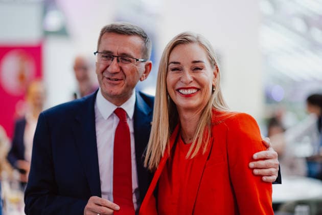 TENNIS - WTA, Tennis Damen Upper Austria Ladies Linz LINZ,AUSTRIA,10.APR.26 - TENNIS - WTA Tour, Upper Austria Ladies Linz. Image shows state councillor for economic affairs Markus Achleitner (Upper Austria) and Barbara Schett-Eagle.  GEPAxpictures xAlexanderxSolc