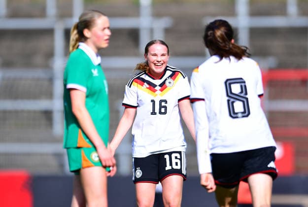 Fußball UEFA U19-Juniorinnen EM-Qualifikation: Irland - Deutschland am 10.04.2026 im Stadion Uhlenkrug in Essen Torjubel zum 3:0 durch Jonna Maj Wrede ( Deutschland ), mitte DFB regulations prohibit any use of photographs as image sequences and or quasi-video. Nordrhein-Westfalen Deutschland *** Soccer UEFA U19 Junior European Championship Qualification Ireland Germany on 10 04 2026 at Stadion Uhlenkrug in Essen Goal celebration to 3 0 by Jonna Maj Wrede Germany , mitte DFB regulations prohibit any use of photographs as image sequences and or quasi video Nordrhein Westfalen Germany