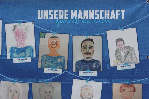 Aktion fuer die jungen Fans beim KSC Christian Eichner (Karlsruher SC, Chef-Trainer), Karlsruher SC vs. DSC Arminia Bielefeld, Fussball, 2. Bundesliga, 29. Spieltag, 2025 2026, 10.04.2026, DFL REGULATIONS PROHIBIT ANY USE OF PHOTOGRAPHS AS IMAGE SEQUENCES AND OR QUASI-VIDEO, Karlsruher SC vs. DSC Arminia Bielefeld, Fussball, 2. Bundesliga, 29. Spieltag, 2025 2026, 10.04.2026 Karlsruhe *** Action for the young fans at KSC Christian Eichner Karlsruher SC, Head Coach , Karlsruher SC vs DSC Arminia Bielefeld, Football, 2 Bundesliga, 29 Matchday, 2025 2026, 10 04 2026, DFL REGULATIONS PROHIBIT ANY USE OF PHOTOGRAPHS AS IMAGE SEQUENCES AND OR QUASI VIDEO, Karlsruher SC vs DSC Arminia Bielefeld, Football, 2 Bundesliga, 29 Matchday, 2025 2026, 10 04 2026 Karlsruhe Copyright: xEibner-Pressefoto JanxPrihodax EP_JPA