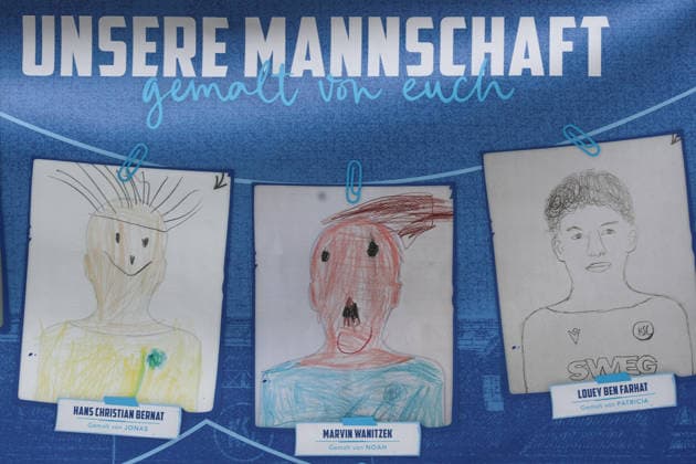 Aktion fuer die jungen Fans beim KSC die ihre Idole malen durften Hans Christian Bernat (Karlsruher SC, Torwart 01) Marvin Wanitzek (Karlsruher SC, 10) und Louey Ben Farhat (Karlsruher SC, 19), Karlsruher SC vs. DSC Arminia Bielefeld, Fussball, 2. Bundesliga, 29. Spieltag, 2025 2026, 10.04.2026, DFL REGULATIONS PROHIBIT ANY USE OF PHOTOGRAPHS AS IMAGE SEQUENCES AND OR QUASI-VIDEO, Karlsruher SC vs. DSC Arminia Bielefeld, Fussball, 2. Bundesliga, 29. Spieltag, 2025 2026, 10.04.2026 Karlsruhe *** Action for the young fans at KSC who were allowed to paint their idols Hans Christian Bernat Karlsruher SC, goalkeeper 01 Marvin Wanitzek Karlsruher SC, 10 and Louey Ben Farhat Karlsruher SC, 19 , Karlsruher SC vs DSC Arminia Bielefeld, Soccer, 2 Bundesliga, 29 Matchday, 2025 2026, 10 04 2026, DFL REGULATES PROHIBIT ANY USE OF PHOTOGRAPHS AS IMAGE SEQUENCES AND OR QUASI VIDEO, Karlsruher SC vs DSC Arminia Bielefeld, Football, 2 Bundesliga, 29 Matchday, 2025 2026, 10 04 2026 Karlsruhe Copyright: xEibner-Pressefoto JanxPrihodax EP_JPA