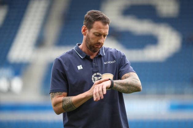 Ankunft im Stadion Mitch Kniat (DSC Arminia Bielefeld, Chef-Trainer), Karlsruher SC vs. DSC Arminia Bielefeld, Fussball, 2. Bundesliga, 29. Spieltag, 2025 2026, 10.04.2026, DFL REGULATIONS PROHIBIT ANY USE OF PHOTOGRAPHS AS IMAGE SEQUENCES AND OR QUASI-VIDEO, Karlsruher SC vs. DSC Arminia Bielefeld, Fussball, 2. Bundesliga, 29. Spieltag, 2025 2026, 10.04.2026 Karlsruhe *** Arrival at the stadium Mitch Kniat DSC Arminia Bielefeld, Head Coach , Karlsruher SC vs DSC Arminia Bielefeld, Football, 2 Bundesliga, Matchday 29, 2025 2026, 10 04 2026, DFL REGULATIONS PROHIBIT ANY USE OF PHOTOGRAPHS AS IMAGE SEQUENCES AND OR QUASI VIDEO, Karlsruher SC vs DSC Arminia Bielefeld, Football, 2 Bundesliga, Matchday 29, 2025 2026, 10 04 2026 Karlsruhe Copyright: xEibner-Pressefoto JanxPrihodax EP_JPA