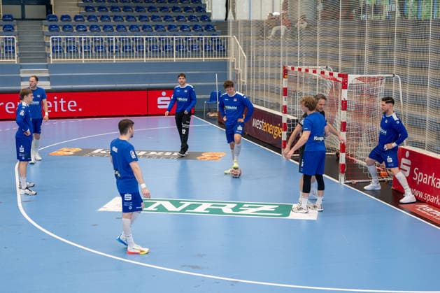 Die Balinger Spieler sind noch locker. TuSEM Essen vs. HBW Balingen Weilstetten, Handball, 2. HBL, 27. Spieltag, Saison 2025 2026, 10.04.2026 TuSEM Essen vs. HBW Balingen Weilstetten, Handball, 2. HBL, 27. Spieltag, Saison 2025 2026, 10.04.2026 Essen *** The Balingen players are still relaxed TuSEM Essen vs HBW Balingen Weilstetten, Handball, 2 HBL, Matchday 27, Season 2025 2026, 10 04 2026 TuSEM Essen vs HBW Balingen Weilstetten, Handball, 2 HBL, Matchday 27, Season 2025 2026, 10 04 2026 Essen Copyright: xEibner-Pressefoto ThomasxHaeslerx EP_THR