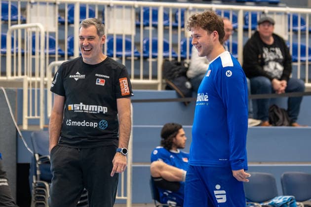 Nikola Marinovic (HBW Balingen Weilstetten, Torwarttrainer) und Bennet Strobel (HBW Balingen Weilstetten, 11) sind gut gelaunt. TuSEM Essen vs. HBW Balingen Weilstetten, Handball, 2. HBL, 27. Spieltag, Saison 2025 2026, 10.04.2026 TuSEM Essen vs. HBW Balingen Weilstetten, Handball, 2. HBL, 27. Spieltag, Saison 2025 2026, 10.04.2026 Essen *** Nikola Marinovic HBW Balingen Weilstetten, goalkeeping coach and Bennet Strobel HBW Balingen Weilstetten, 11 are in a good mood TuSEM Essen vs HBW Balingen Weilstetten, Handball, 2 HBL, Matchday 27, Season 2025 2026, 10 04 2026 TuSEM Essen vs HBW Balingen Weilstetten, Handball, 2 HBL, Matchday 27, Season 2025 2026, 10 04 2026 Essen Copyright: xEibner-Pressefoto ThomasxHaeslerx EP_THR