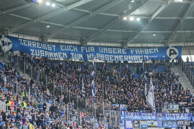 2. Bundesliga, Karlsruher SC vs Arminia Bielefeld, 10.04.2026 Fanblock der Arminia Bielefeld mit dem Banner Zerreisst euch für unsere Farben - Zusammen zum Klassenerhalt 2. Bundesliga, Karlsruher SC vs Arminia Bielefeld, BBBank Wildpark Karlsruhe, 10.04.2026 DFB DFL REGULATIONS PROHIBIT ANY USE OF PHOTOGRAPHS AS IMAGE SEQUENCES AND OR QUASI-VIDEO. *** 2 Bundesliga, Karlsruher SC vs Arminia Bielefeld, 10 04 2026 Fan block of Arminia Bielefeld with the banner Zerreisst euch für unsere Farben Zusammen zum Klassenerhalt 2 Bundesliga, Karlsruher SC vs Arminia Bielefeld, BBBank Wildpark Karlsruhe, 10 04 2026 DFB DFL REGULATIONS PROHIBIT ANY USE OF PHOTOGRAPHS AS IMAGE SEQUENCES AND OR QUASI VIDEO Copyright: xBEAUTIFULxSPORTS Boscox
