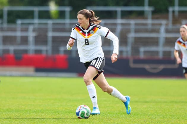 2026.04.10, xkwix, Fußball, UEFA Women s UNDER 19 Championship qualification, Republic of Ireland - Germany, Uhlenkrugstadion, Runde 2 1.Spieltag, Saison 2025 2026: Lotta Wrede(Deutschland U19 Frauen 8) DFB regulations prohibit any use of photographs as image sequences and or quasi-video. Photo: xKamilxWilkowskixPressefotoKochx Nordrhein-Westfalen Deutschland *** 2026 04 10, xkwix, Football, UEFA Women s UNDER 19 Championship qualification, Republic of Ireland Germany, Uhlenkrugstadion, Round 2 1 Matchday, Season 2025 2026 Lotta Wrede Germany U19 Women 8 DFB regulations prohibit any use of photographs as image sequences and or quasi video Photo xKamilxWilkowskixPressefotoKochx Nordrhein Westfalen Germany