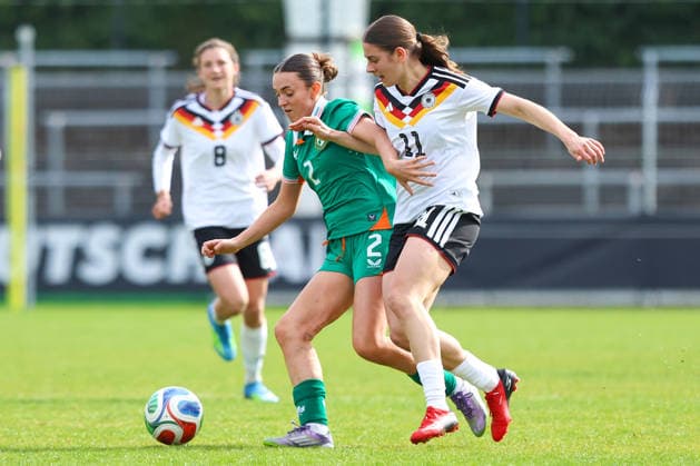 2026.04.10, xkwix, Fußball, UEFA Women s UNDER 19 Championship qualification, Republic of Ireland - Germany, Uhlenkrugstadion, Runde 2 1.Spieltag, Saison 2025 2026: Leni Eggert (Deutschland U19 Frauen 11) im Zweikampf gegen Sophia Leonard (Irland U19 Frauen 2) DFB regulations prohibit any use of photographs as image sequences and or quasi-video. Photo: xKamilxWilkowskixPressefotoKochx Nordrhein-Westfalen Deutschland *** 2026 04 10, xkwix, Fußball, UEFA Women s UNDER 19 Championship qualification, Republic of Ireland Germany, Uhlenkrugstadion, Runde 2 1 Spieltag, Saison 2025 2026 Leni Eggert Deutschland U19 Frauen 11 im Zweikampf gegen Sophia Leonard Irland U19 Frauen 2 DFB regulations prohibit any use of photographs as image sequences and or quasi video Photo xKamilxWilkowskixPressefotoKochx Nordrhein Westfalen Germany