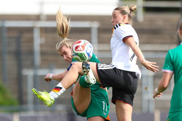 2026.04.10, xkwix, Fußball, UEFA Women s UNDER 19 Championship qualification, Republic of Ireland - Germany, Uhlenkrugstadion, Runde 2 1.Spieltag, Saison 2025 2026: Katie Lawlee (Irland U19 Frauen 11) im Zweikampf gegen Zoe Schick(Deutschland U19 Frauen 7) DFB regulations prohibit any use of photographs as image sequences and or quasi-video. Photo: xKamilxWilkowskixPressefotoKochx Nordrhein-Westfalen Deutschland *** 2026 04 10, xkwix, Football, UEFA Women s UNDER 19 Championship qualification, Republic of Ireland Germany, Uhlenkrugstadion, Round 2 1 Matchday, Season 2025 2026 Katie Lawlee Ireland U19 Women 11 in duel against Zoe Schick Germany U19 Women 7 DFB regulations prohibit any use of photographs as image sequences and or quasi video Photo xKamilxWilkowskixPressefotoKochx Nordrhein Westfalen Germany