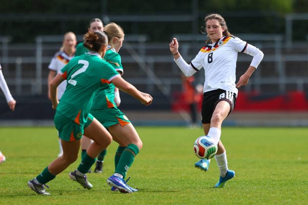 2026.04.10, xkwix, Fußball, UEFA Women s UNDER 19 Championship qualification, Republic of Ireland - Germany, Uhlenkrugstadion, Runde 2 1.Spieltag, Saison 2025 2026: Lotta Wrede(Deutschland U19 Frauen 8) im Zweikampf gegen Sophia Leonard (Irland U19 Frauen 2) DFB regulations prohibit any use of photographs as image sequences and or quasi-video. Photo: xKamilxWilkowskixPressefotoKochx Nordrhein-Westfalen Deutschland *** 2026 04 10, xkwix, Football, UEFA Women s UNDER 19 Championship qualification, Republic of Ireland Germany, Uhlenkrugstadion, Round 2 1 Matchday, Season 2025 2026 Lotta Wrede Germany U19 Women 8 in duel against Sophia Leonard Ireland U19 Women 2 DFB regulations prohibit any use of photographs as image sequences and or quasi video Photo xKamilxWilkowskixPressefotoKochx Nordrhein Westfalen Germany