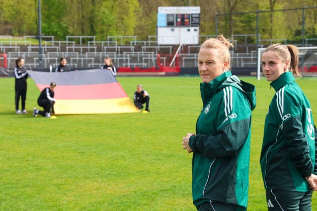 2026.04.10, xkwix, Fußball, UEFA Women s UNDER 19 Championship qualification, Republic of Ireland - Germany, Uhlenkrugstadion, Runde 2 1.Spieltag, Saison 2025 2026: Melanie Behringer (Deutschland U19 Frauen Coach) vor Deutschlandfahne DFB regulations prohibit any use of photographs as image sequences and or quasi-video. Photo: xKamilxWilkowskixPressefotoKochx Nordrhein-Westfalen Deutschland *** 2026 04 10, xkwix, Football, UEFA Women s UNDER 19 Championship qualification, Republic of Ireland Germany, Uhlenkrugstadion, Round 2 1 Matchday, Season 2025 2026 Melanie Behringer Germany U19 Women Coach in front of German flag DFB regulations prohibit any use of photographs as image sequences and or quasi video Photo xKamilxWilkowskixPressefotoKochx Nordrhein Westfalen Germany