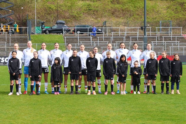2026.04.10, xkwix, Fußball, UEFA Women s UNDER 19 Championship qualification, Republic of Ireland - Germany, Uhlenkrugstadion, Runde 2 1.Spieltag, Saison 2025 2026: Deutsche Spielerinnen bei der Nationalhymne in einer Reihe DFB regulations prohibit any use of photographs as image sequences and or quasi-video. Photo: xKamilxWilkowskixPressefotoKochx Nordrhein-Westfalen Deutschland *** 2026 04 10, xkwix, Football, UEFA Women s UNDER 19 Championship qualification, Republic of Ireland Germany, Uhlenkrugstadion, Round 2 1 Matchday, Season 2025 2026 German players during the national anthem in a row DFB regulations prohibit any use of photographs as image sequences and or quasi video Photo xKamilxWilkowskixPressefotoKochx Nordrhein Westfalen Germany
