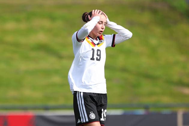 2026.04.10, xkwix, Fußball, UEFA Women s UNDER 19 Championship qualification, Republic of Ireland - Germany, Uhlenkrugstadion, Runde 2 1.Spieltag, Saison 2025 2026: Laila Portella (Deutschland U19 Frauen 19) enttaeuscht mit Haenden am Kopf DFB regulations prohibit any use of photographs as image sequences and or quasi-video. Photo: xKamilxWilkowskixPressefotoKochx Nordrhein-Westfalen Deutschland *** 2026 04 10, xkwix, Fußball, UEFA Women s UNDER 19 Championship qualification, Republic of Ireland Germany, Uhlenkrugstadion, Runde 2 1 Spieltag, Saison 2025 2026 Laila Portella Deutschland U19 Frauen 19 enttaeuscht mit Haenden am Kopf DFB regulations prohibit any use of photographs as image sequences and or quasi video Photo xKamilxWilkowskixPressefotoKochx Nordrhein Westfalen Germany