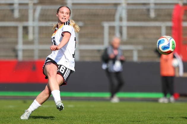 2026.04.10, xkwix, Fußball, UEFA Women s UNDER 19 Championship qualification, Republic of Ireland - Germany, Uhlenkrugstadion, Runde 2 1.Spieltag, Saison 2025 2026: Torschuss von Jonna Maj Wrede (Deutschland U19 Frauen 16) zum 3:0 DFB regulations prohibit any use of photographs as image sequences and or quasi-video. Photo: xKamilxWilkowskixPressefotoKochx Nordrhein-Westfalen Deutschland *** 2026 04 10, xkwix, Football, UEFA Women s UNDER 19 Championship qualification, Republic of Ireland Germany, Uhlenkrugstadion, Round 2 1 Matchday, Season 2025 2026 Goal shot by Jonna Maj Wrede Germany U19 Women 16 to 3 0 DFB regulations prohibit any use of photographs as image sequences and or quasi video Photo xKamilxWilkowskixPressefotoKochx Nordrhein Westfalen Germany
