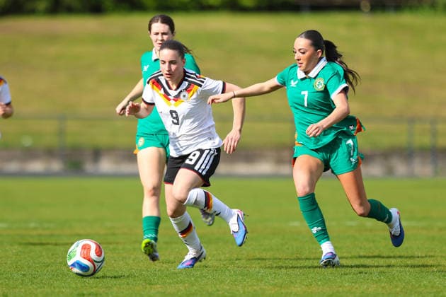 2026.04.10, xkwix, Fußball, UEFA Women s UNDER 19 Championship qualification, Republic of Ireland - Germany, Uhlenkrugstadion, Runde 2 1.Spieltag, Saison 2025 2026: Leonie Koepp (Deutschland U19 Frauen 9) im Zweikampf gegen Ella Kelly (Irland U19 Frauen 7) DFB regulations prohibit any use of photographs as image sequences and or quasi-video. Photo: xKamilxWilkowskixPressefotoKochx Nordrhein-Westfalen Deutschland *** 2026 04 10, xkwix, Football, UEFA Women s UNDER 19 Championship qualification, Republic of Ireland Germany, Uhlenkrugstadion, Round 2 1 Matchday, Season 2025 2026 Leonie Koepp Germany U19 Women 9 in duel against Ella Kelly Ireland U19 Women 7 DFB regulations prohibit any use of photographs as image sequences and or quasi video Photo xKamilxWilkowskixPressefotoKochx Nordrhein Westfalen Germany
