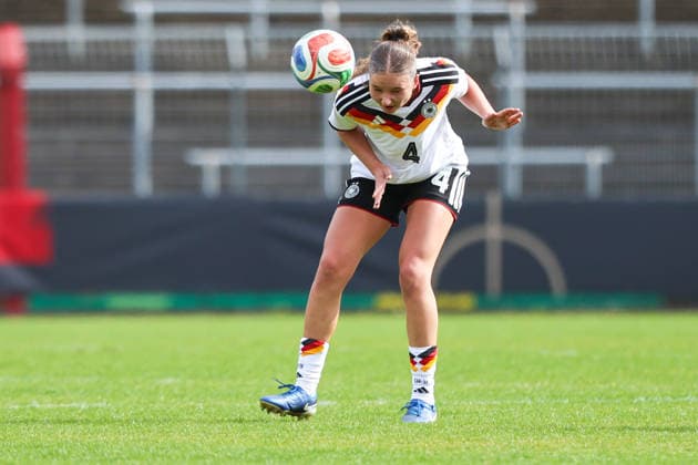 2026.04.10, xkwix, Fußball, UEFA Women s UNDER 19 Championship qualification, Republic of Ireland - Germany, Uhlenkrugstadion, Runde 2 1.Spieltag, Saison 2025 2026: Lina Szaraz (Deutschland U19 Frauen 4) beim Kopfball DFB regulations prohibit any use of photographs as image sequences and or quasi-video. Photo: xKamilxWilkowskixPressefotoKochx Nordrhein-Westfalen Deutschland *** 2026 04 10, xkwix, Football, UEFA Women s UNDER 19 Championship qualification, Republic of Ireland Germany, Uhlenkrugstadion, Round 2 1 Matchday, Season 2025 2026 Lina Szaraz Germany U19 Women 4 at Header DFB regulations prohibit any use of photographs as image sequences and or quasi video Photo xKamilxWilkowskixPressefotoKochx Nordrhein Westfalen Germany