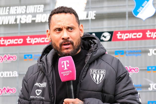 10.04.2026, Fussball, Herren, Dritte Liga, 33. Spieltag 3. Liga Saison 2025 2026: TSG 1899 Hoffenheim II - FC Schweinfurt 05 Trainer Jermaine Jones (FC Schweinfurt 05) beim Interview mit Magenta Einzelbild Sinsheim Dietmar-Hopp-Stadion Hoffenheim Baden-Württemberg Deutschland *** 10 04 2026, Soccer, Men, Third League, 33 Matchday 3 League Season 2025 2026 TSG 1899 Hoffenheim II FC Schweinfurt 05 Coach Jermaine Jones FC Schweinfurt 05 interviewed by Magenta Sport, single image Sinsheim Dietmar Hopp Stadion Hoffenheim Baden Württemberg Germany