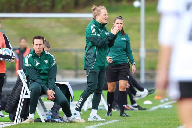 2026.04.10, xkwix, Fußball, UEFA Women s UNDER 19 Championship qualification, Republic of Ireland - Germany, Uhlenkrugstadion, Runde 2 1.Spieltag, Saison 2025 2026: Melanie Behringer (Deutschland U19 Frauen Coach) klatschend gestikulierend am Rand DFB regulations prohibit any use of photographs as image sequences and or quasi-video. Photo: xKamilxWilkowskixPressefotoKochx Nordrhein-Westfalen Deutschland *** 2026 04 10, xkwix, Football, UEFA Women s UNDER 19 Championship qualification, Republic of Ireland Germany, Uhlenkrugstadion, Round 2 1 Matchday, Season 2025 2026 Melanie Behringer Germany U19 Women Coach clapping gesticulating on the sidelines DFB regulations prohibit any use of photographs as image sequences and or quasi video Photo xKamilxWilkowskixPressefotoKochx Nordrhein Westfalen Germany