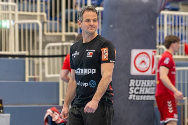 Matthia Flohr (HBW Balingen Weilstetten, Trainer) ist noch entspannt. TuSEM Essen vs. HBW Balingen Weilstetten, Handball, 2. HBL, 27. Spieltag, Saison 2025 2026, 10.04.2026 TuSEM Essen vs. HBW Balingen Weilstetten, Handball, 2. HBL, 27. Spieltag, Saison 2025 2026, 10.04.2026 Essen *** Matthia Flohr HBW Balingen Weilstetten, Coach is still relaxed TuSEM Essen vs HBW Balingen Weilstetten, Handball, 2 HBL, Matchday 27, Season 2025 2026, 10 04 2026 TuSEM Essen vs HBW Balingen Weilstetten, Handball, 2 HBL, Matchday 27, Season 2025 2026, 10 04 2026 Essen Copyright: xEibner-Pressefoto ThomasxHaeslerx EP_THR