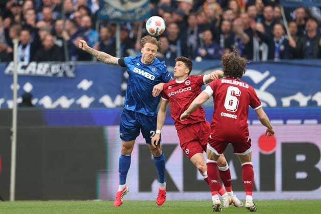 Marcel Franke (Karlsruher SC, 28) im Zweikampf mit Semir Telalovic (DSC Arminia Bielefeld, 07), Karlsruher SC vs. DSC Arminia Bielefeld, Fussball, 2. Bundesliga, 29. Spieltag, 2025 2026, 10.04.2026, DFL REGULATIONS PROHIBIT ANY USE OF PHOTOGRAPHS AS IMAGE SEQUENCES AND OR QUASI-VIDEO, Karlsruher SC vs. DSC Arminia Bielefeld, Fussball, 2. Bundesliga, 29. Spieltag, 2025 2026, 10.04.2026 Karlsruhe *** Marcel Franke Karlsruher SC, 28 in duel with Semir Telalovic DSC Arminia Bielefeld, 07 , Karlsruher SC vs DSC Arminia Bielefeld, Soccer, 2 Bundesliga, Matchday 29, 2025 2026, 10 04 2026, DFL REGULATIONS PROHIBIT ANY USE OF PHOTOGRAPHS AS IMAGE SEQUENCES AND OR QUASI VIDEO, Karlsruher SC vs DSC Arminia Bielefeld, Football, 2 Bundesliga, Matchday 29, 2025 2026, 10 04 2026 Karlsruhe Copyright: xEibner-Pressefoto JanxPrihodax EP_JPA