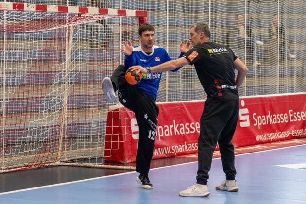 Daniel Rebmann (HBW Balingen Weilstetten, 12) bei der Vorbereitung mit Nikola Marinovic (HBW Balingen Weilstetten, Torwarttrainer). TuSEM Essen vs. HBW Balingen Weilstetten, Handball, 2. HBL, 27. Spieltag, Saison 2025 2026, 10.04.2026 TuSEM Essen vs. HBW Balingen Weilstetten, Handball, 2. HBL, 27. Spieltag, Saison 2025 2026, 10.04.2026 Essen *** Daniel Rebmann HBW Balingen Weilstetten, 12 during preparation with Nikola Marinovic HBW Balingen Weilstetten, Goalkeeping coach TuSEM Essen vs HBW Balingen Weilstetten, Handball, 2 HBL, Matchday 27, Season 2025 2026, 10 04 2026 TuSEM Essen vs HBW Balingen Weilstetten, Handball, 2 HBL, Matchday 27, Season 2025 2026, 10 04 2026 Essen Copyright: xEibner-Pressefoto ThomasxHaeslerx EP_THR