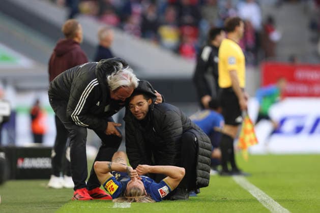 John Tolkin (Holstein Kiel) waehrend des Spiels der 2. Bundesliga zwischen Fortuna Düsseldorf und Holstein Kiel, Merkur Spiel-Arena am 10. April 2026 in Düsseldorf, Deutschland. (Foto von Oliver Kaelke DeFodi Images) +++ John Tolkin (Holstein Kiel) injured on the ground during the 2. Bundesliga match between Fortuna Düsseldorf and Holstein Kiel at Merkur Spiel-Arena on April 10, 2026 in Düsseldorf, Germany. (Photo by Oliver Kaelke DeFodi Images) (Photo by Oliver Kaelke DeFodi Images) - *** John Tolkin Holstein Kiel injured on the ground during the 2 Bundesliga match between Fortuna Düsseldorf and Holstein Kiel, Merkur Spiel Arena on April 10, 2026 in Düsseldorf, Germany Photo by Oliver Kaelke DeFodi Images John Tolkin Holstein Kiel injured on the ground during the 2 Bundesliga match between Fortuna Düsseldorf and Holstein Kiel at Merkur Spiel Arena on April 10, 2026 in Düsseldorf, Germany Photo by Oliver Kaelke DeFodi Images Photo by Oliver Kaelke DeFodi Images