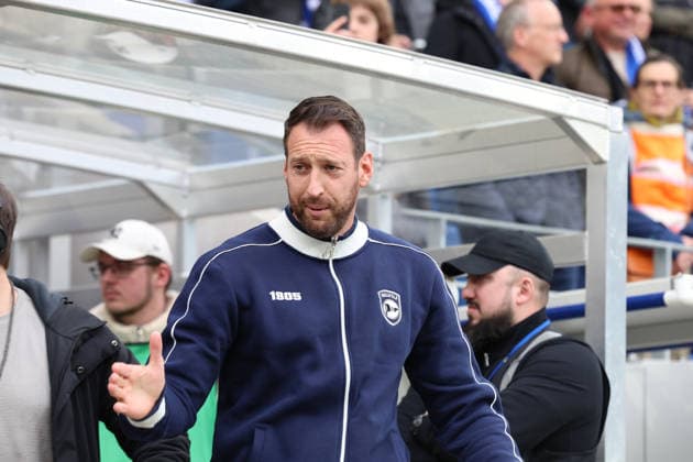 10.04.2026, xrekx, Fussball 2.Bundesliga, Karlsruher SC - Arminia Bielefeld v.l. Mitch Kniat Trainer (Arminia Bielefeld) (DFL DFB REGULATIONS PROHIBIT ANY USE OF PHOTOGRAPHS as IMAGE SEQUENCES and or QUASI-VIDEO) Karlsruhe *** 10 04 2026, xrekx, Soccer 2 Bundesliga, Karlsruher SC Arminia Bielefeld v l Mitch Kniat Trainer Arminia Bielefeld DFL DFB REGULATIONS PROHIBIT ANY USE OF PHOTOGRAPHS as IMAGE SEQUENCES and or QUASI VIDEO Karlsruhe
