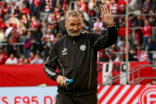 10.04.2026, GER, Fussball, Herren, 2. BL, Saison 2025 2026, Fortuna Düsseldorf - Holstein Kiel Trainer Tim Walter (Kiel) gestikuliert, Gestik Düsseldorf Merkur Spiel-Arena Nordrhein-Westfalen Deutschland *** 10 04 2026, GER, Soccer, Men, 2 BL, Season 2025 2026, Fortuna Düsseldorf Holstein Kiel Coach Tim Walter Kiel gestures, gestures Düsseldorf Merkur Game Arena North Rhine-Westphalia Germany Copyright: xAdrianxSchlüterx