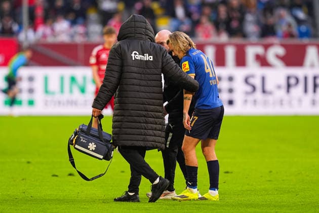 10.04.2026, xydrx, Fußball, 2. Fußball Bundesliga, Fortuna Düsseldorf - Holstein Kiel, Saison 2025 2026, Merkur Spiel-Arena: John Tolkin (Holstein Kiel, 47) verlässt verletzt das Feld DFB regulations prohibit any use of photographs as image sequences and or quasi-video. *** 10 04 2026, xydrx, Fußball, 2 Fußball Bundesliga, Fortuna Düsseldorf Holstein Kiel, Saison 2025 2026, Merkur Spiel Arena John Tolkin Holstein Kiel, 47 leaves the field injured DFB regulations prohibit any use of photographs as image sequences and or quasi video Copyright: HMBxMedia YannisxDreimann