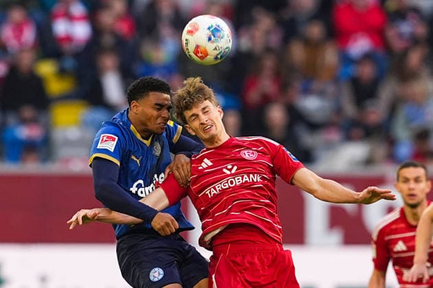 10.04.2026, xydrx, Fußball, 2. Fußball Bundesliga, Fortuna Düsseldorf - Holstein Kiel, Saison 2025 2026, Merkur Spiel-Arena: Ikem Arinzechukwu Ugoh (Holstein Kiel, 49) im Zweikampf gegen Luca Raimund (Fortuna Düsseldorf, 7) DFB regulations prohibit any use of photographs as image sequences and or quasi-video. *** 10 04 2026, xydrx, Fußball, 2 Fußball Bundesliga, Fortuna Düsseldorf Holstein Kiel, Saison 2025 2026, Merkur Spiel Arena Ikem Arinzechukwu Ugoh Holstein Kiel, 49 im Zweikampf gegen Luca Raimund Fortuna Düsseldorf, 7 DFB regulations prohibit any use of photographs as image sequences and or quasi video Copyright: HMBxMedia YannisxDreimann