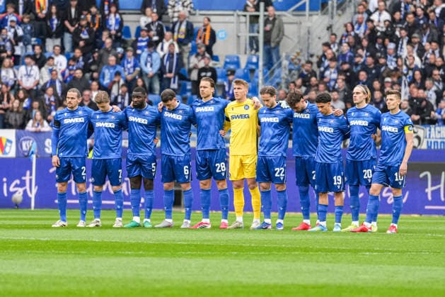 2. Bundesliga, Karlsruher SC vs Arminia Bielefeld, 10.04.2026 Karlsruher SC bei der Schweigeminute für den ehemaligen Fußballprofi vom KSC 2. Bundesliga, Karlsruher SC vs Arminia Bielefeld, BBBank Wildpark Karlsruhe, 10.04.2026 DFB DFL REGULATIONS PROHIBIT ANY USE OF PHOTOGRAPHS AS IMAGE SEQUENCES AND OR QUASI-VIDEO. *** 2 Bundesliga, Karlsruher SC vs Arminia Bielefeld, 10 04 2026 Karlsruher SC at the minutes silence for the former professional soccer player from KSC 2 Bundesliga, Karlsruher SC vs Arminia Bielefeld, BBBank Wildpark Karlsruhe, 10 04 2026 DFB DFL REGULATIONS PROHIBIT ANY USE OF PHOTOGRAPHS AS IMAGE SEQUENCES AND OR QUASI VIDEO Copyright: xBEAUTIFULxSPORTS Boscox