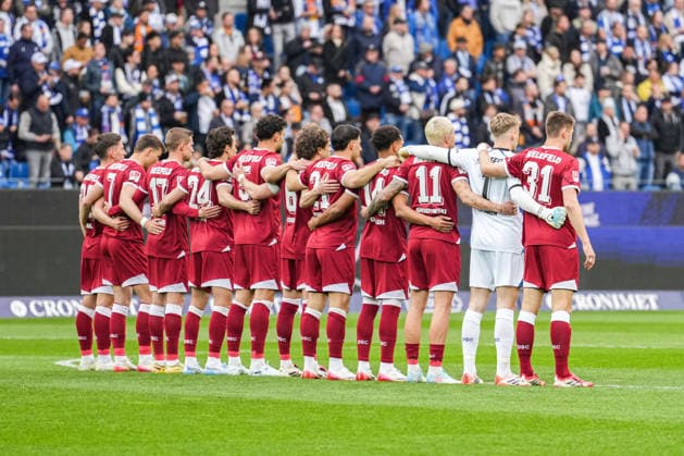 2. Bundesliga, Karlsruher SC vs Arminia Bielefeld, 10.04.2026 Bielefeld bei der Schweigeminute 2. Bundesliga, Karlsruher SC vs Arminia Bielefeld, BBBank Wildpark Karlsruhe, 10.04.2026 DFB DFL REGULATIONS PROHIBIT ANY USE OF PHOTOGRAPHS AS IMAGE SEQUENCES AND OR QUASI-VIDEO. *** 2 Bundesliga, Karlsruher SC vs Arminia Bielefeld, 10 04 2026 Bielefeld at the minutes silence 2 Bundesliga, Karlsruher SC vs Arminia Bielefeld, BBBank Wildpark Karlsruhe, 10 04 2026 DFB DFL REGULATIONS PROHIBIT ANY USE OF PHOTOGRAPHS AS IMAGE SEQUENCES AND OR QUASI VIDEO Copyright: xBEAUTIFULxSPORTS Boscox