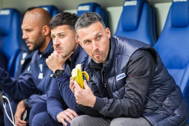 2. Bundesliga, Karlsruher SC vs Arminia Bielefeld, 10.04.2026 Christian Eichner (Karlsruher SC, Trainer) beim Banane essen 2. Bundesliga, Karlsruher SC vs Arminia Bielefeld, BBBank Wildpark Karlsruhe, 10.04.2026 DFB DFL REGULATIONS PROHIBIT ANY USE OF PHOTOGRAPHS AS IMAGE SEQUENCES AND OR QUASI-VIDEO. *** 2 Bundesliga, Karlsruher SC vs Arminia Bielefeld, 10 04 2026 Christian Eichner Karlsruher SC, Trainer eating a banana 2 Bundesliga, Karlsruher SC vs Arminia Bielefeld, BBBank Wildpark Karlsruhe, 10 04 2026 DFB DFL REGULATIONS PROHIBIT ANY USE OF PHOTOGRAPHS AS IMAGE SEQUENCES AND OR QUASI VIDEO Copyright: xBEAUTIFULxSPORTS Boscox
