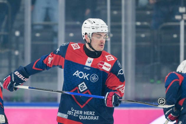 Eishockey, DEL, 20260410, EHC Red Bull München - Adler Mannheim. Im Bild Justin SCHÜTZ (Mannheim, 74). München SAP Garden Bayern Deutschland *** Ice Hockey, DEL, 20260410, EHC Red Bull Munich Adler Mannheim In the picture Justin SCHÜTZ Mannheim, 74 Munich SAP Garden Bayern Germany Copyright: Passion2Press MarkusxFischerx