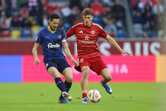 Steven Skrzybski (Holstein Kiel) und Luca Raimund (Fortuna Düsseldorf) waehrend des Spiels der 2. Bundesliga zwischen Fortuna Düsseldorf und Holstein Kiel, Merkur Spiel-Arena am 10. April 2026 in Düsseldorf, Deutschland. (Foto von Oliver Kaelke DeFodi Images) +++ Steven Skrzybski (Holstein Kiel) und Luca Raimund (Fortuna Düsseldorf) battle for the ball during the 2. Bundesliga match between Fortuna Düsseldorf and Holstein Kiel at Merkur Spiel-Arena on April 10, 2026 in Düsseldorf, Germany. (Photo by Oliver Kaelke DeFodi Images) (Photo by Oliver Kaelke DeFodi Images) - *** Steven Skrzybski Holstein Kiel and Luca Raimund Fortuna Düsseldorf during the 2 Bundesliga match between Fortuna Düsseldorf and Holstein Kiel, Merkur Spiel Arena on April 10, 2026 in Düsseldorf, Germany, Germany Photo by Oliver Kaelke DeFodi Images Steven Skrzybski Holstein Kiel and Luca Raimund Fortuna Düsseldorf battle for the ball during the 2 Bundesliga match between Fortuna Düsseldorf and Holstein Kiel at Merkur Spiel Arena on April 10, 2026 in Düsseldorf, Germany Photo by Oliver Kaelke DeFodi Images Photo by Oliver Kaelke DeFodi Images