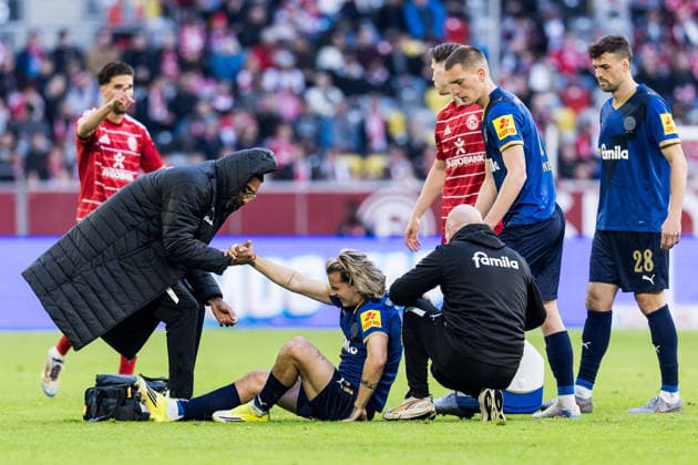 2. Fussball Bundesliga: Fortuna Düsseldorf 1895 - Holstein Kiel; 10.04.2026 John Tolkin (Holstein Kiel, 47) muss auf dem Platz behandelt und anschließend ausgewechselt werden 2. Fussball Bundesliga, Fortuna Düsseldorf 1895 - Holstein Kiel, Düsseldorf, Merkur Spiel-Arena am 10.04.2026 DFL REGULATIONS PROHIBIT ANY USE OF PHOTOGRAPHS AS IMAGE SEQUENCES AND OR QUASI-VIDEO. *** 2 Soccer Bundesliga Fortuna Düsseldorf 1895 Holstein Kiel 10 04 2026 John Tolkin Holstein Kiel, 47 must be treated on the pitch and then substituted 2 Soccer Bundesliga, Fortuna Düsseldorf 1895 Holstein Kiel, Düsseldorf, Merkur Spiel Arena on 10 04 2026 DFL REGULATIONS PROHIBIT ANY USE OF PHOTOGRAPHS AS IMAGE SEQUENCES AND OR QUASI VIDEO Copyright: xBEAUTIFULxSPORTS Wunderlx
