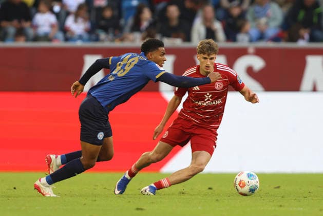 Ikem Arinzechukwu Ugoh (Holstein Kiel) und Luca Raimund (Fortuna Düsseldorf) waehrend des Spiels der 2. Bundesliga zwischen Fortuna Düsseldorf und Holstein Kiel, Merkur Spiel-Arena am 10. April 2026 in Düsseldorf, Deutschland. (Foto von Oliver Kaelke DeFodi Images) +++ Ikem Arinzechukwu Ugoh (Holstein Kiel) und Luca Raimund (Fortuna Düsseldorf) battle for the ball during the 2. Bundesliga match between Fortuna Düsseldorf and Holstein Kiel at Merkur Spiel-Arena on April 10, 2026 in Düsseldorf, Germany. (Photo by Oliver Kaelke DeFodi Images) (Photo by Oliver Kaelke DeFodi Images) - *** Ikem Arinzechukwu Ugoh Holstein Kiel and Luca Raimund Fortuna Düsseldorf during the 2 Bundesliga match between Fortuna Düsseldorf and Holstein Kiel, Merkur Spiel Arena on April 10, 2026 in Düsseldorf, Germany, Germany Photo by Oliver Kaelke DeFodi Images Ikem Arinzechukwu Ugoh Holstein Kiel and Luca Raimund Fortuna Düsseldorf battle for the ball during the 2 Bundesliga match between Fortuna Düsseldorf and Holstein Kiel at Merkur Spiel Arena on April 10, 2026 in Düsseldorf, Germany Photo by Oliver Kaelke DeFodi Images Photo by Oliver Kaelke DeFodi Images
