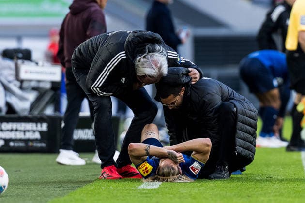2. Fussball Bundesliga: Fortuna Düsseldorf 1895 - Holstein Kiel; 10.04.2026 John Tolkin (Holstein Kiel, 47) wird an der Seite weiter behandelt und muss ausgewechselt werden 2. Fussball Bundesliga, Fortuna Düsseldorf 1895 - Holstein Kiel, Düsseldorf, Merkur Spiel-Arena am 10.04.2026 DFL REGULATIONS PROHIBIT ANY USE OF PHOTOGRAPHS AS IMAGE SEQUENCES AND OR QUASI-VIDEO. *** 2 Soccer Bundesliga Fortuna Düsseldorf 1895 Holstein Kiel 10 04 2026 John Tolkin Holstein Kiel, 47 receives further treatment on the side and has to be substituted 2 Soccer Bundesliga, Fortuna Düsseldorf 1895 Holstein Kiel, Düsseldorf, Merkur Spiel Arena on 10 04 2026 DFL REGULATIONS PROHIBIT ANY USE OF PHOTOGRAPHS AS IMAGE SEQUENCES AND OR QUASI VIDEO Copyright: xBEAUTIFULxSPORTS Wunderlx