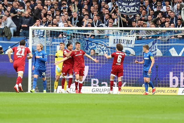 10.04.2026, xrekx, Fussball 2.Bundesliga, Karlsruher SC - Arminia Bielefeld v.l. Torjubel nach dem Tor zum celebrating the goal celebrate 0:1 durch Robin Knoche (Arminia Bielefeld) (DFL DFB REGULATIONS PROHIBIT ANY USE OF PHOTOGRAPHS as IMAGE SEQUENCES and or QUASI-VIDEO) Karlsruhe *** 10 04 2026, xrekx, Fußball 2 Bundesliga, Karlsruher SC Arminia Bielefeld v l Torjubel nach dem Tor zum celebrating the goal celebrate 0 1 durch Robin Knoche Arminia Bielefeld DFL DFB REGULATIONS PROHIBIT ANY USE OF PHOTOGRAPHS as IMAGE SEQUENCES and or QUASI VIDEO Karlsruhe
