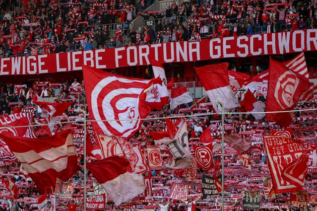10.04.2026, GER, Fussball, Herren, 2. BL, Saison 2025 2026, Fortuna Düsseldorf - Holstein Kiel die Fans von Fortuna Düsseldorf mit Flaggen und Bannern Düsseldorf Merkur Spiel-Arena Nordrhein-Westfalen Deutschland *** 10 04 2026, GER, Soccer, Men, 2 BL, Season 2025 2026, Fortuna Düsseldorf Holstein Kiel the fans of Fortuna Düsseldorf with flags and banners Düsseldorf Merkur Spiel Arena Nordrhein Westfalen Germany Copyright: xAdrianxSchlüterx