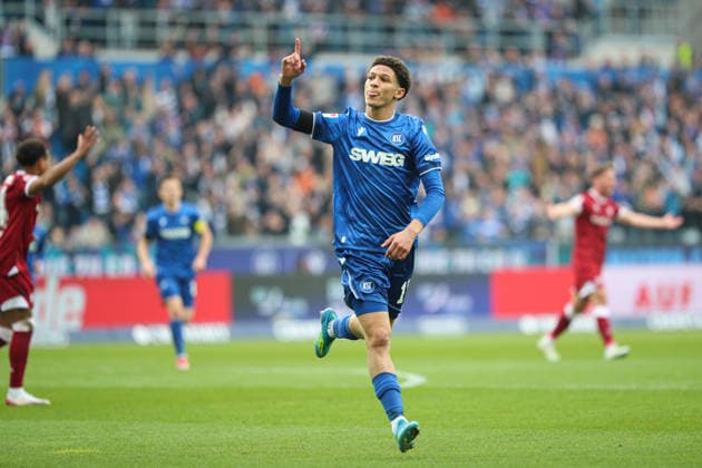 Louey Ben Farhat (Karlsruher SC, 19) mit dem Ausgleich zum 1:1, Karlsruher SC vs. DSC Arminia Bielefeld, Fussball, 2. Bundesliga, 29. Spieltag, 2025 2026, 10.04.2026, DFL REGULATIONS PROHIBIT ANY USE OF PHOTOGRAPHS AS IMAGE SEQUENCES AND OR QUASI-VIDEO, Karlsruher SC vs. DSC Arminia Bielefeld, Fussball, 2. Bundesliga, 29. Spieltag, 2025 2026, 10.04.2026 Karlsruhe *** Louey Ben Farhat Karlsruher SC, 19 with the equalizer to 1 1, Karlsruher SC vs DSC Arminia Bielefeld, Football, 2 Bundesliga, Matchday 29, 2025 2026, 10 04 2026, DFL REGULATES PROHIBIT ANY USE OF PHOTOGRAPHS AS IMAGE SEQUENCES AND OR QUASI VIDEO, Karlsruher SC vs DSC Arminia Bielefeld, Football, 2 Bundesliga, Matchday 29, 2025 2026, 10 04 2026 Karlsruhe Copyright: xEibner-Pressefoto JanxPrihodax EP_JPA